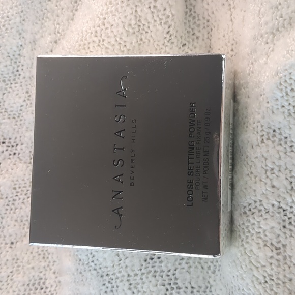 Anastasia Beverly Hills Loose Setting Powder, 25g/0.90oz - Picture 6 of 14